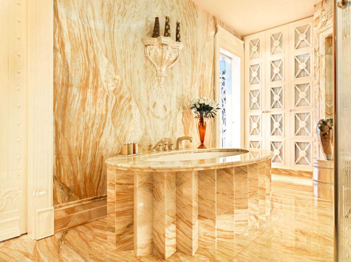 Bilgah Beach Hotel Exterior foto Marble bathroom